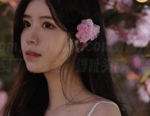 www.51.com最新八卦：追剧追到了草地上，脚趾头都被吓到！