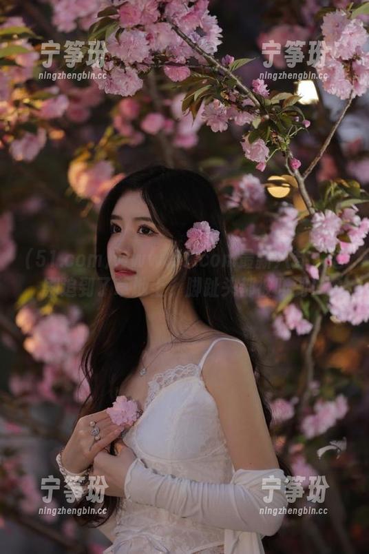 www.51.com最新八卦：追剧追到了草地上，脚趾头都被吓到！