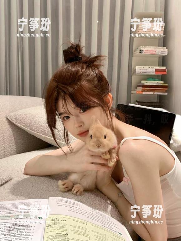 51黑料的往期回顾又在首页露了个脸，看的过程中我无意间手一抖，哎呀。