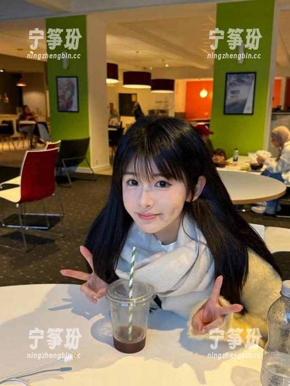 五一吃瓜 五一吃瓜首页,看娜娜肆无忌惮地切瓜,简直是吃瓜界的“销魂”大赛!