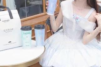 浑水摸鱼？不，是在网页上探寻五一黑料正能量的幽默真谛！