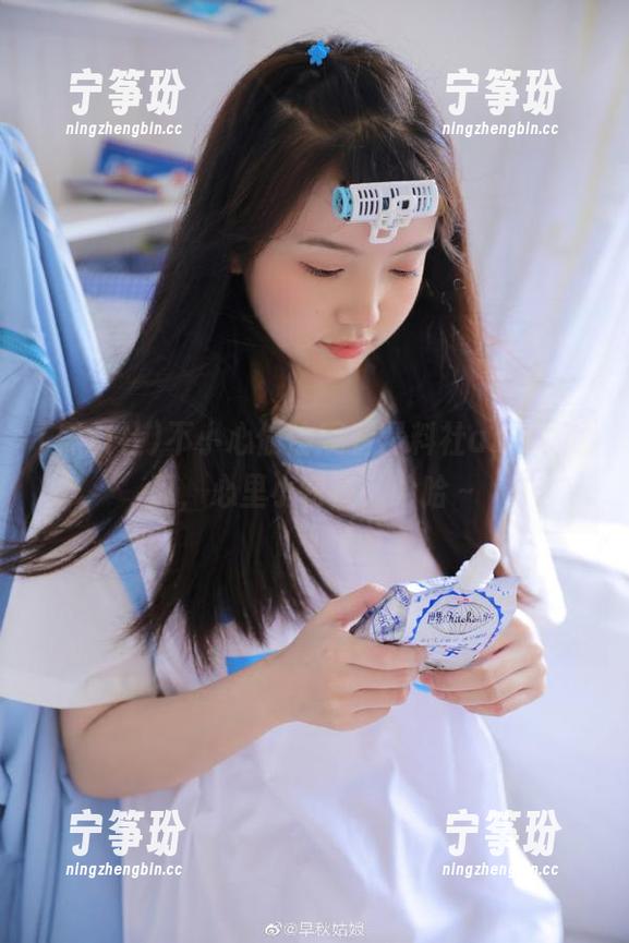 不小心偷偷观看黑料社app里的瓜，心里小窃喜，哈哈～