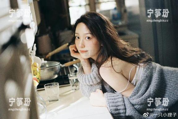黑料社区导航：一条腿在“精品”之上，另一条却踩在现实的边缘。