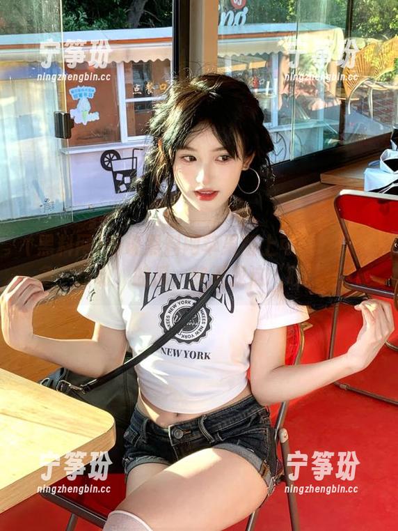 听说黑料网苹果版上可以吃到更多‘轰动’的瓜，快看我这‘咬’得！